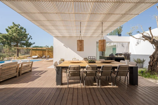 Jardin paysager extérieur avec aménagements en terrasses