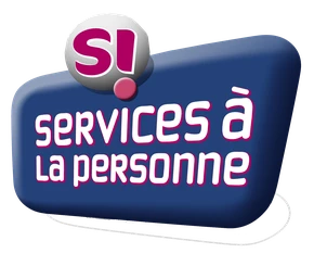 Une photo réaliste en haute résolution montrant un professionnel du paysagisme en action : un homme en tenue de travail (gilet de sécurité, gants) effectuant une prestation d'entretien des espaces verts, par exemple en train de tailler une haie ou d'entretenir un jardin aménagé. L'image doit capturer le professionnalisme, la rigueur et l'expertise du métier, contrastant visuellement avec les badges et certifications déjà présents dans la section.