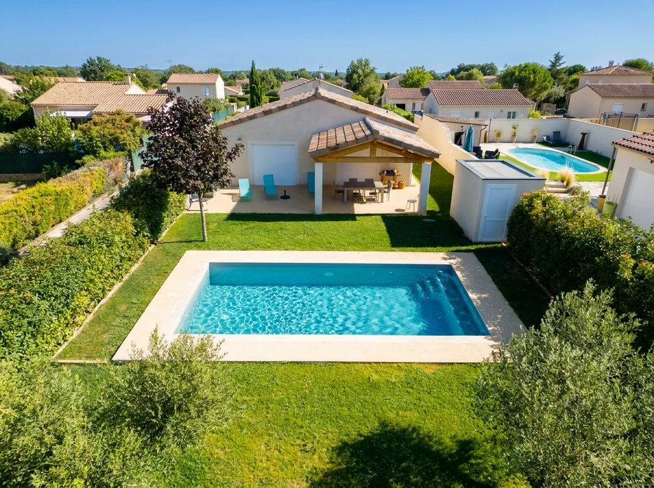 Paysagiste professionnel taillant un arbuste topiaire dans un jardin extérieur ensoleillé
