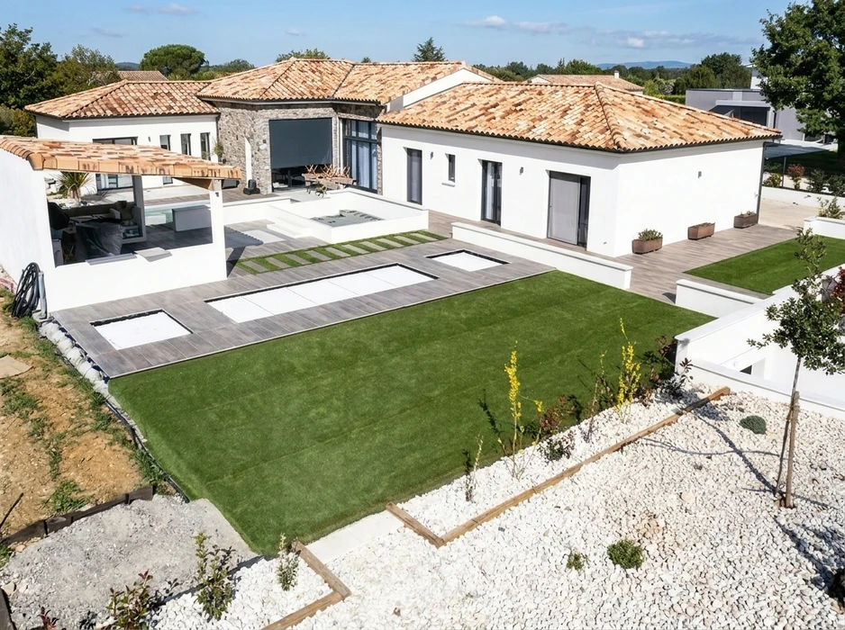 Jardinier professionnel en tenue de travail beige taille une haie de conifères dense avec un taille-haie télescopique à long manche dans un jardin paysagé extérieur