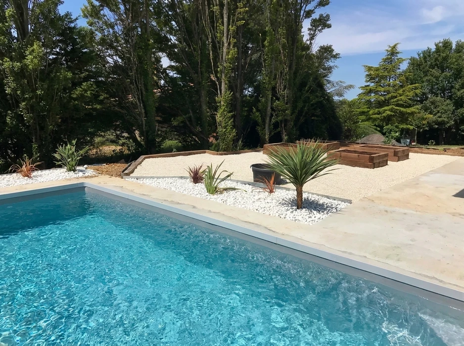 Piscine rectangulaire à débordement avec liner bleu turquoise, entourée d'une plage en dalles de pierre calcaire beige