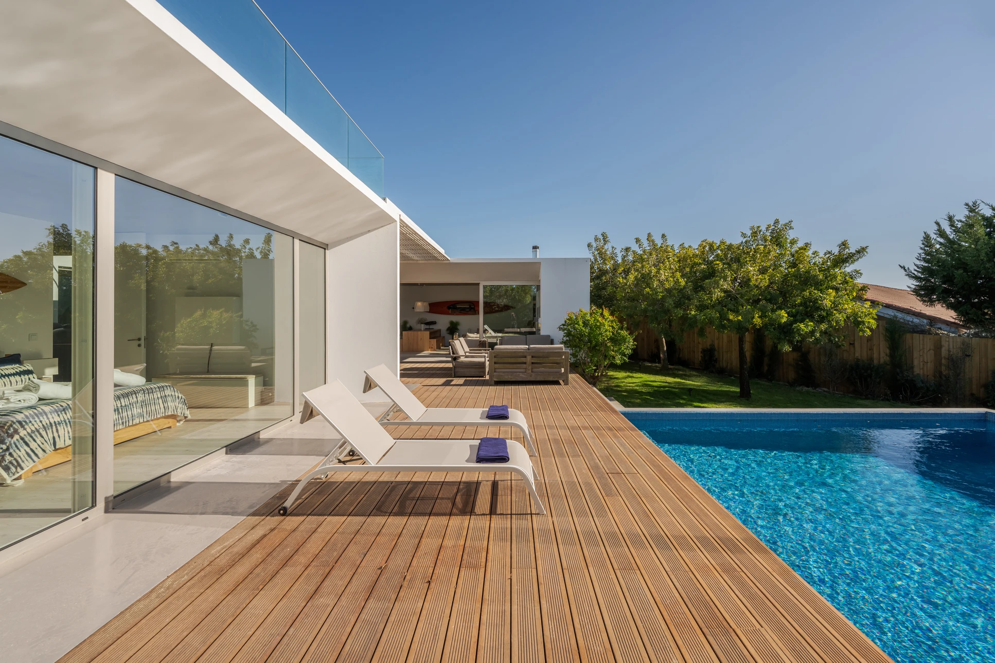 Chantier extérieur de construction d'une terrasse en bois devant une maison