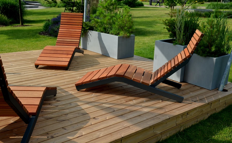 Chantier extérieur de construction d'une terrasse en bois devant une maison