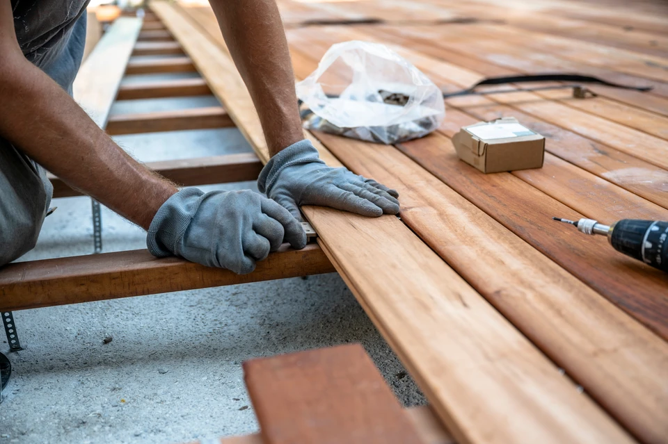 Deux artisans serrant la main et fermant l'accord