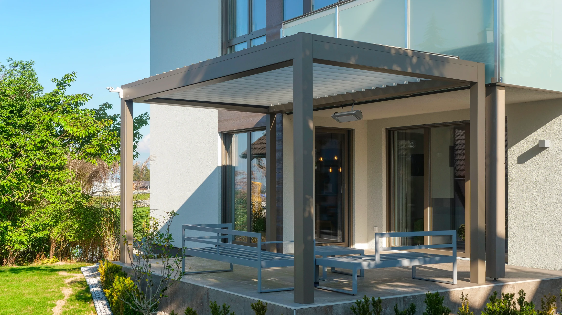 Extérieur résidentiel moderne avec pergola contemporaine à structure métallique anthracite et toiture plate